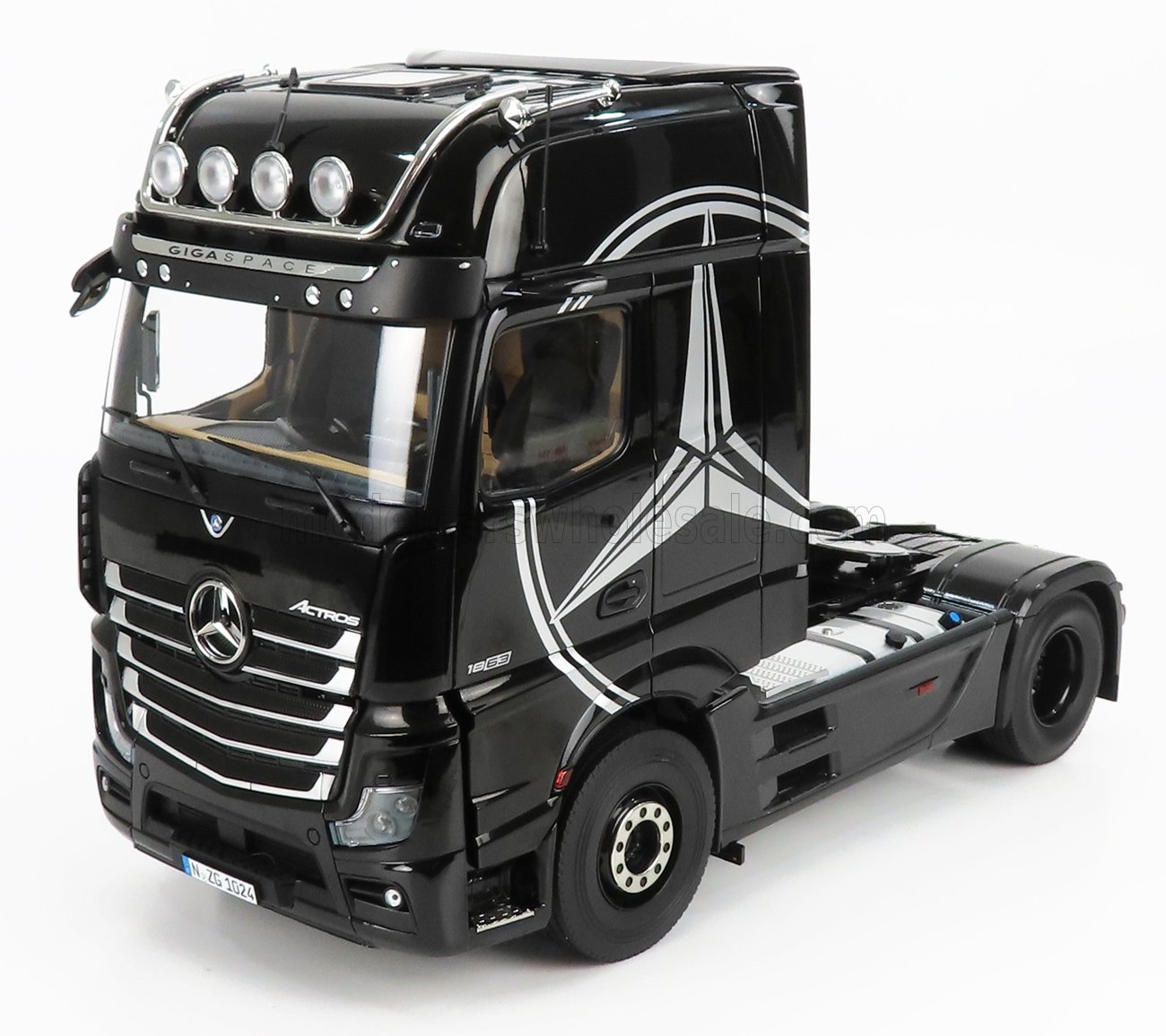 NZG - MERCEDES BENZ - ACTROS 2 1863 GIGASPACE 4x2 MIRRORCAM TRACTOR TRUCK LOGO MERCEDES 2-ASSI 2018