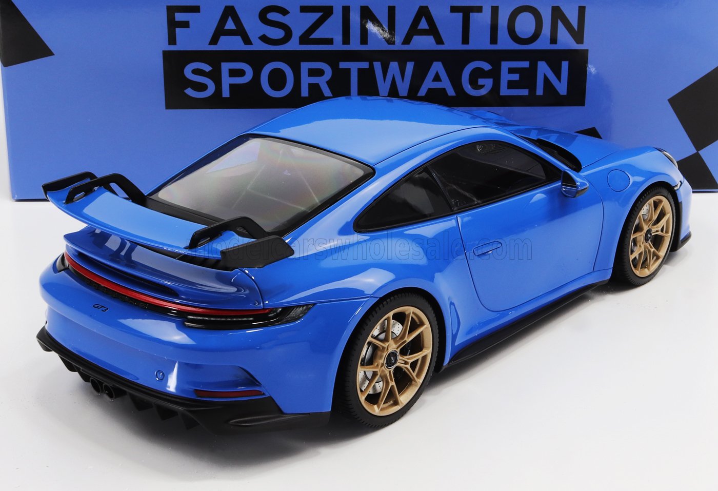 MINICHAMPS - PORSCHE - 911 992 GT3 COUPE 2021 - GOLD RIMS