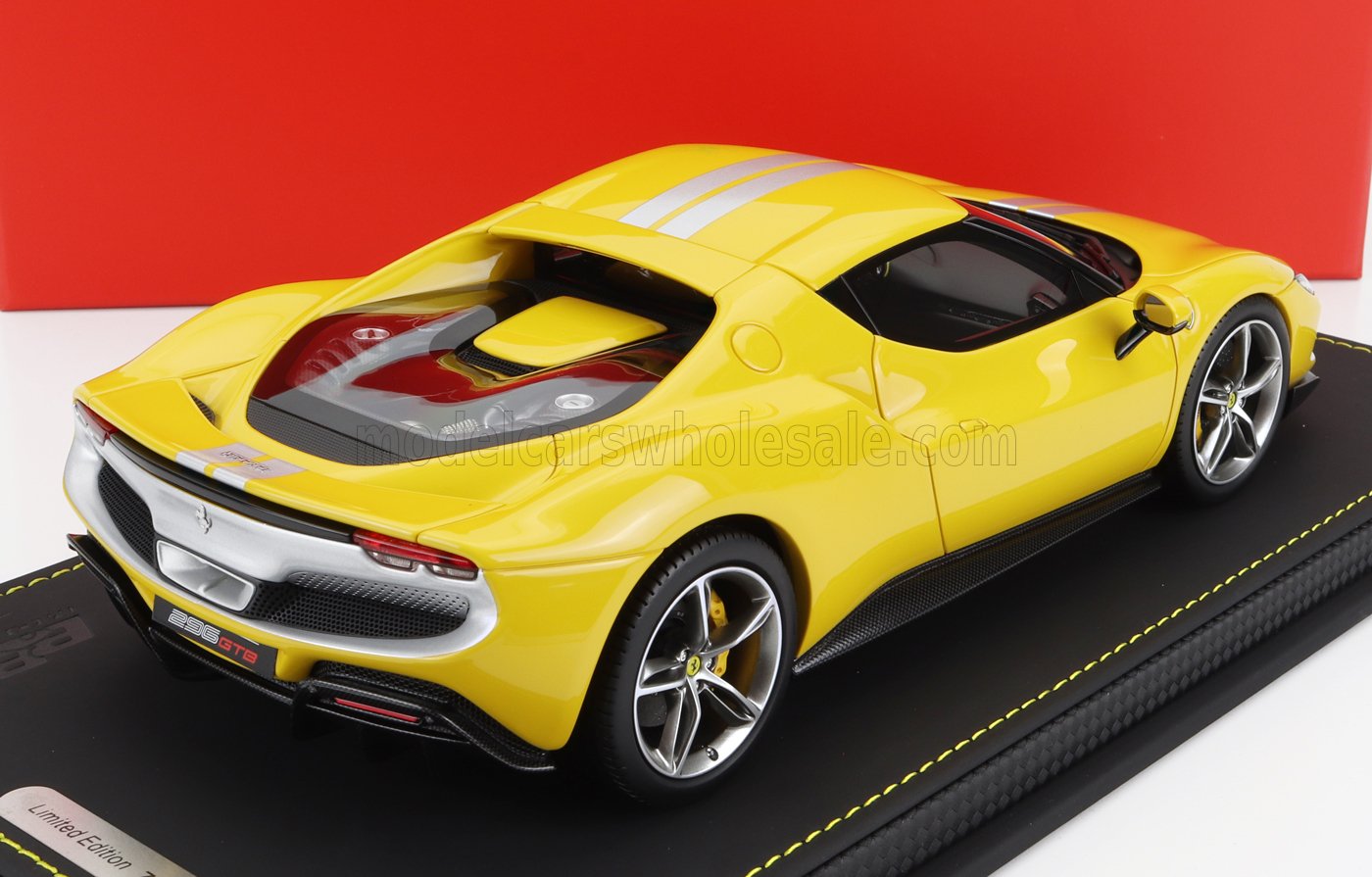 BBR-MODELS - 1/18 - FERRARI - 296 GTB ASSETTO FIORANO 2022 - CON VETRINA - WITH SHOWCASE - GIALLO MODENA - YELLOW SILVER