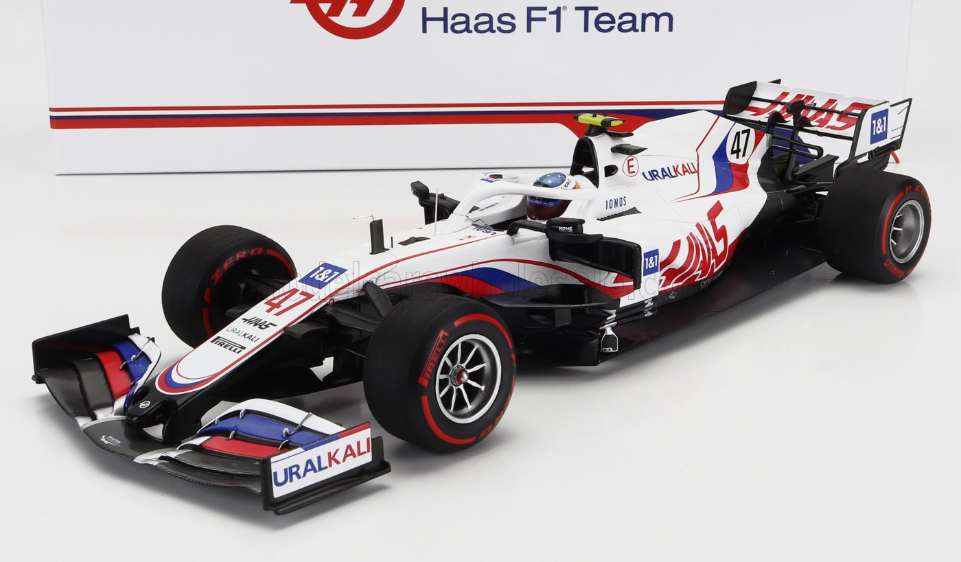 MINICHAMPS - 1/18 - HAAS - F1 VF-21 FERRARI 065/6 TEAM URALKALI N 47 BELGIUM GP 2021 MICK SCHUMACHER WITH MICHAEL SCHUMACHER RETRO HELMET LIVERY - WHITE BLUE RED