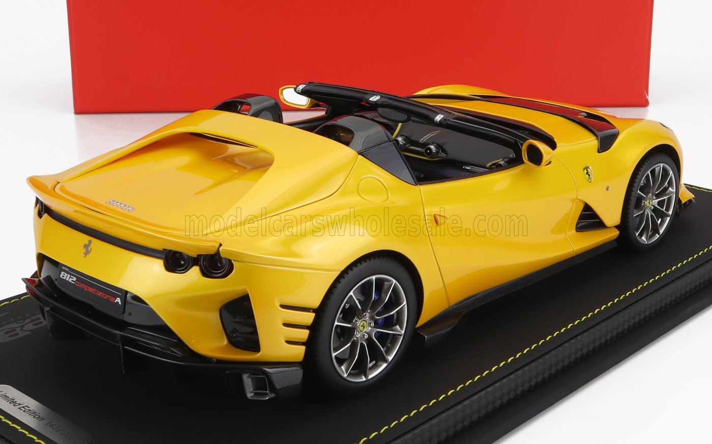 BBR-MODELS - 1/18 - FERRARI - 812 COMPETIZIONE A SPIDER 2022 - CON VETRINA - GIALLO TRISTRATO - YELLOW MET