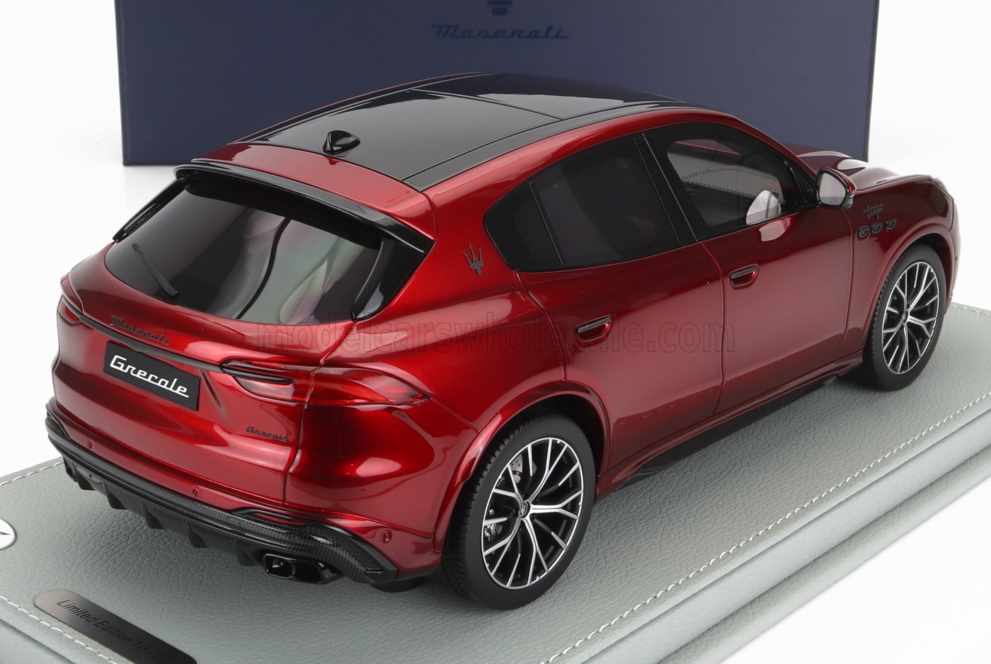 BBR-MODELS - 1/18 - MASERATI - GRECALE TROFEO SUV 2023 - CON VETRINA - WITH SHOWCASE - ROSSO GRANTURISMO - RED MET