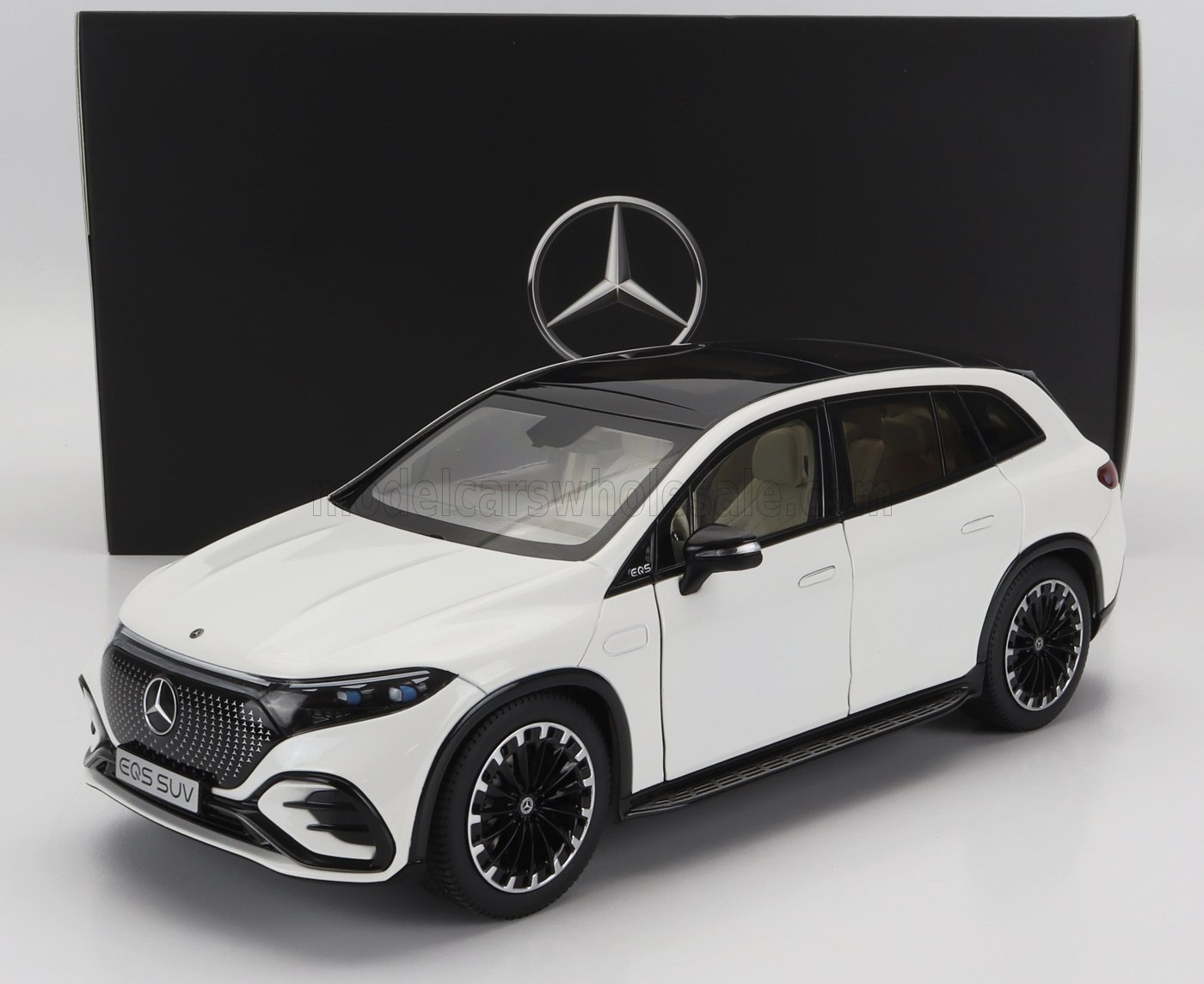 NZG - 1/18 - MERCEDES BENZ - EQS SUV (X296) VON MERCEDES-EQ 2022 - DIAMOND WHITE