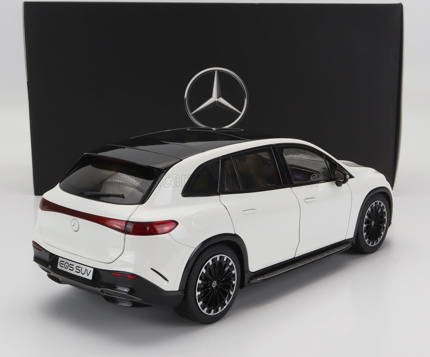 NZG - 1/18 - MERCEDES BENZ - EQS SUV (X296) VON MERCEDES-EQ 2022 - DIAMOND WHITE