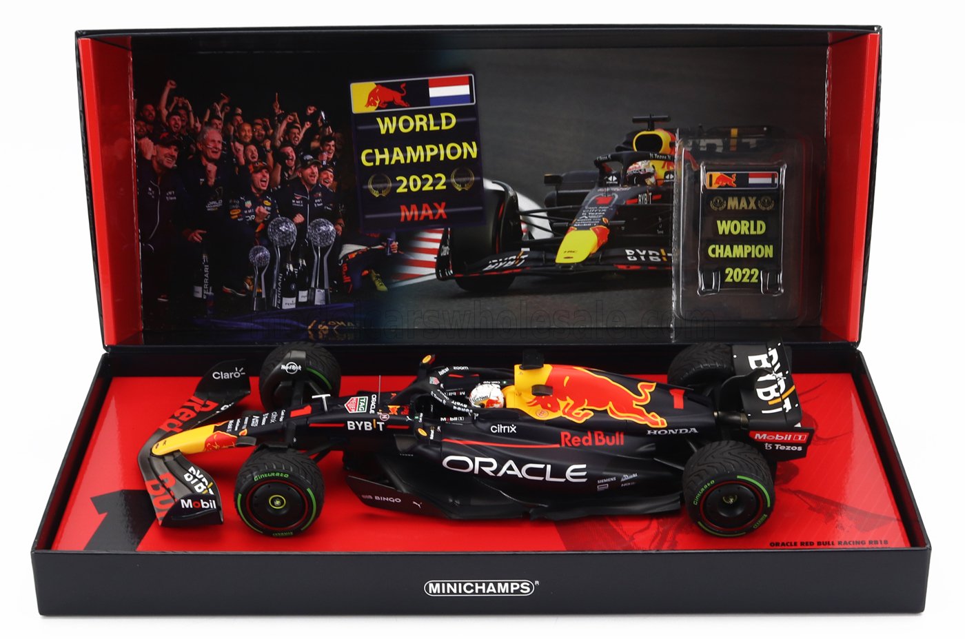 MINICHAMPS - 1/18 - RED BULL - F1 RB18 TEAM ORACLE RED BULL RACING N 1 WINNER JAPAN GP WITH PIT BOARD WORLD CHAMPION 2022 MAX VERSTAPPEN - MATT BLUE YELLOW RED