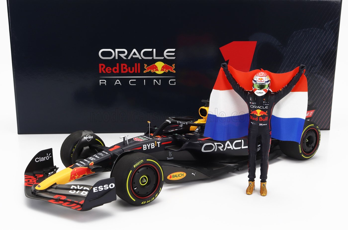 MINICHAMPS - 1/18 - RED BULL - F1 RB18 TEAM ORACLE RED BULL RACING N 1 WORLD CHAMPION WINNER ZANDVOORT DUTCH GP 2022 WITH FLAG AND FIGURE MAX VERSTAPPEN - MATT BLUE YELLOW RED