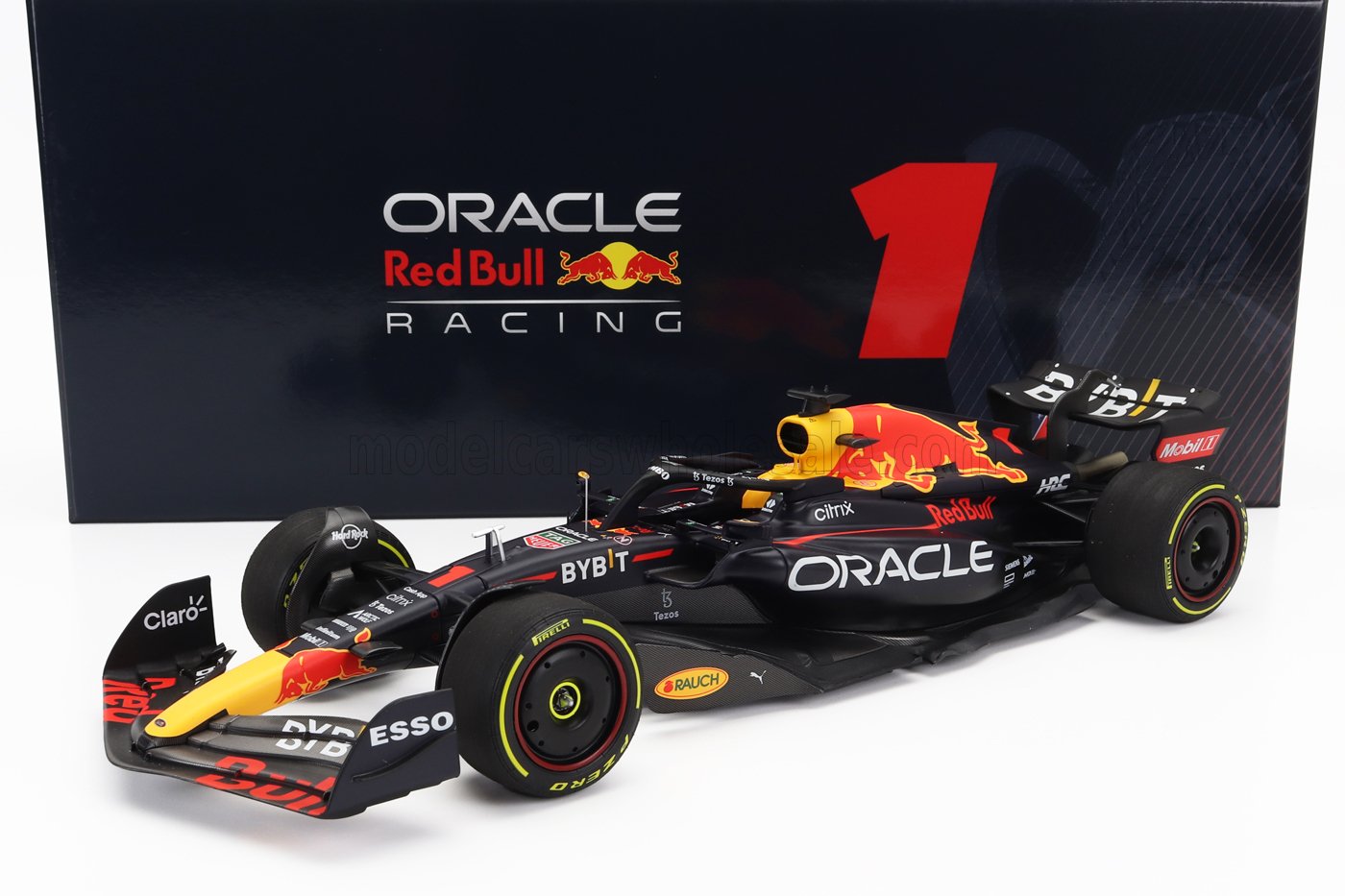 MINICHAMPS - 1/18 - RED BULL - F1 RB18 TEAM ORACLE RED BULL RACING N 1 WORLD CHAMPION WINNER ZANDVOORT DUTCH GP 2022 WITH FLAG AND FIGURE MAX VERSTAPPEN - MATT BLUE YELLOW RED