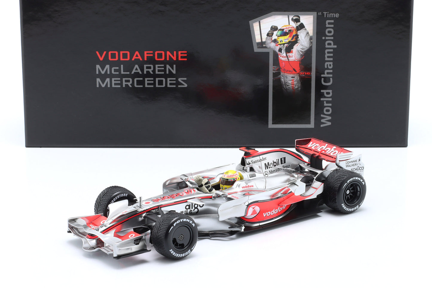 MINICHAMPS - 1/18 - McLAREN - F1 MP4/23 TEAM VODAFONE McLAREN MERCEDES N 22 WORLD CHAMPION BRAZILIAN GP WITH RAIN TIRES 2008 LEWIS HAMILTON - SILVER RED