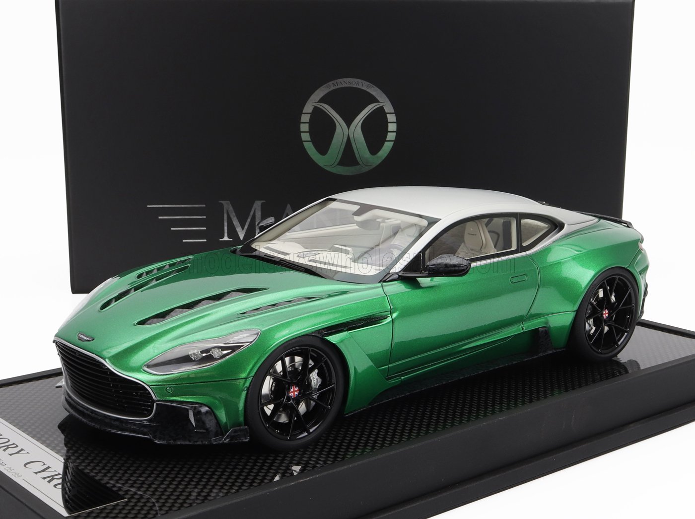 MOTORHELIX - 1/18 - ASTON MARTIN - DB11 MANSORY CYRUS 2018 - GREEN MET MATT SILVER