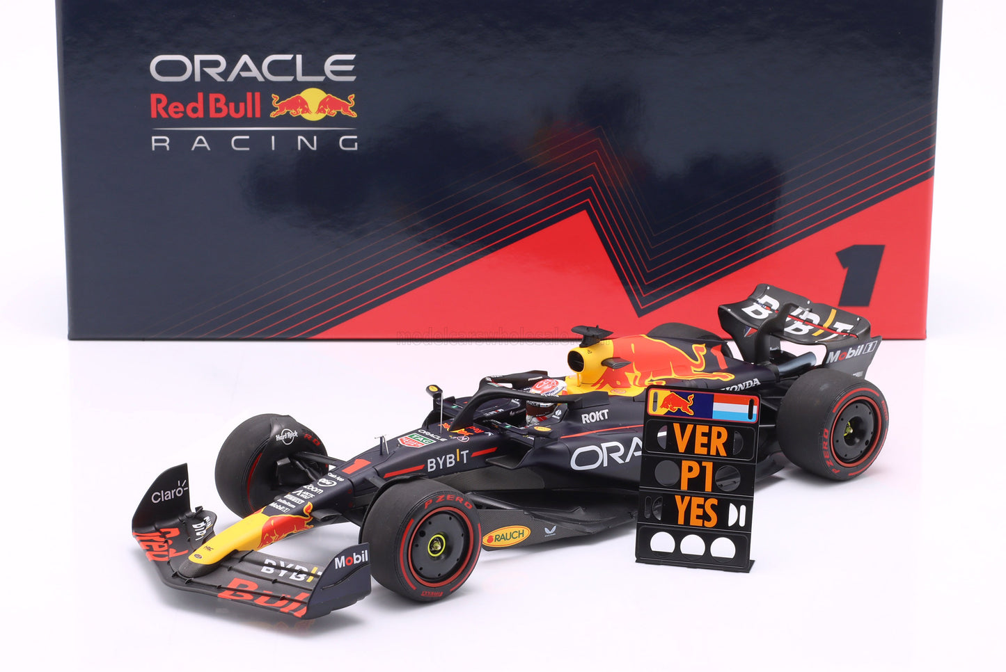 MINICHAMPS - RED BULL - F1 RB19 TEAM ORACLE RED BULL RACING N 1 WORLD CHAMPION WINNER BAHRAIN GP WITH PIT BOARD 2023 MAX VERSTAPPEN