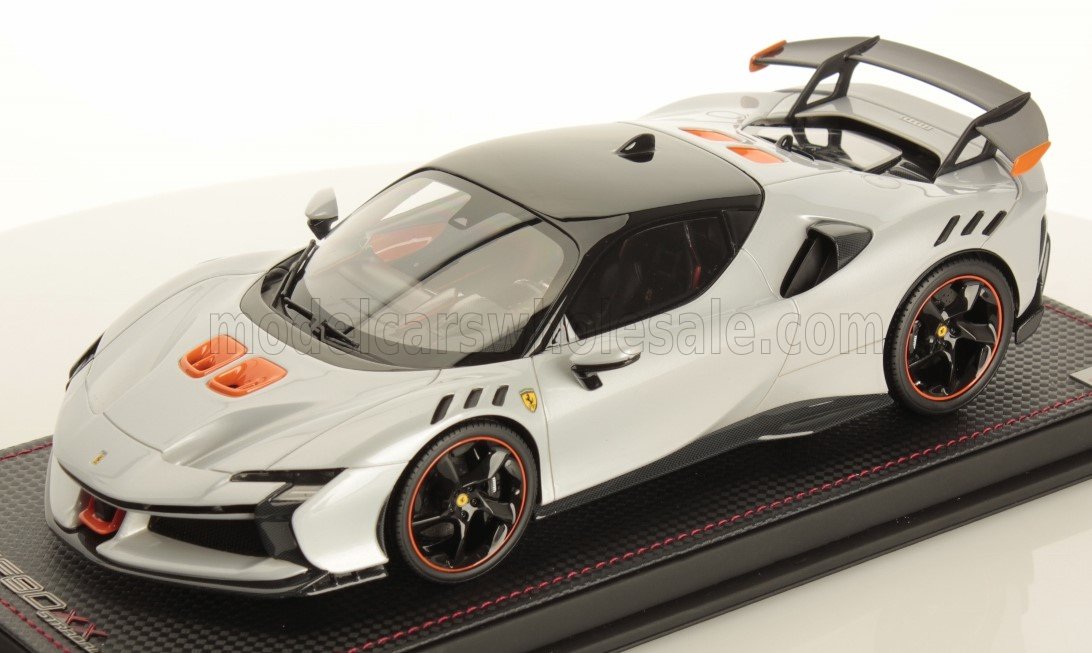 MR-MODELS - 1/18 - FERRARI - SF90 XX STRADALE 2024 - CON VETRINA - WITH SHOWCASE - BIANCO ARTICO - WHITE ORANGE BLACK