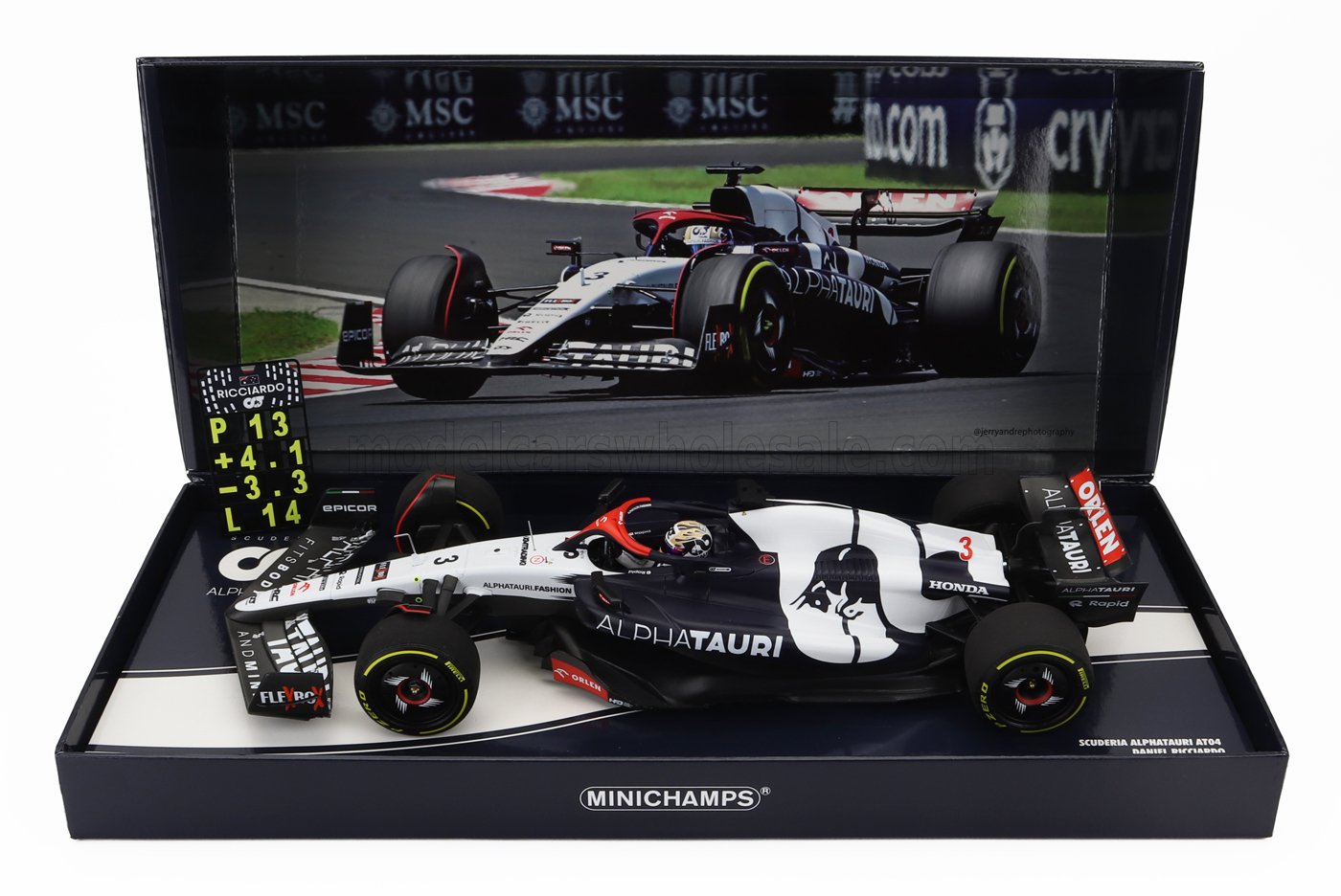 MINICHAMPS - 1/18 - ALPHA TAURI - F1 AT04 TEAM ALPHA TAURI N 3 HUNGARIAN GP WITH PIT BOARD 2023 DANIEL RICCIARDO - BLUE WHITE