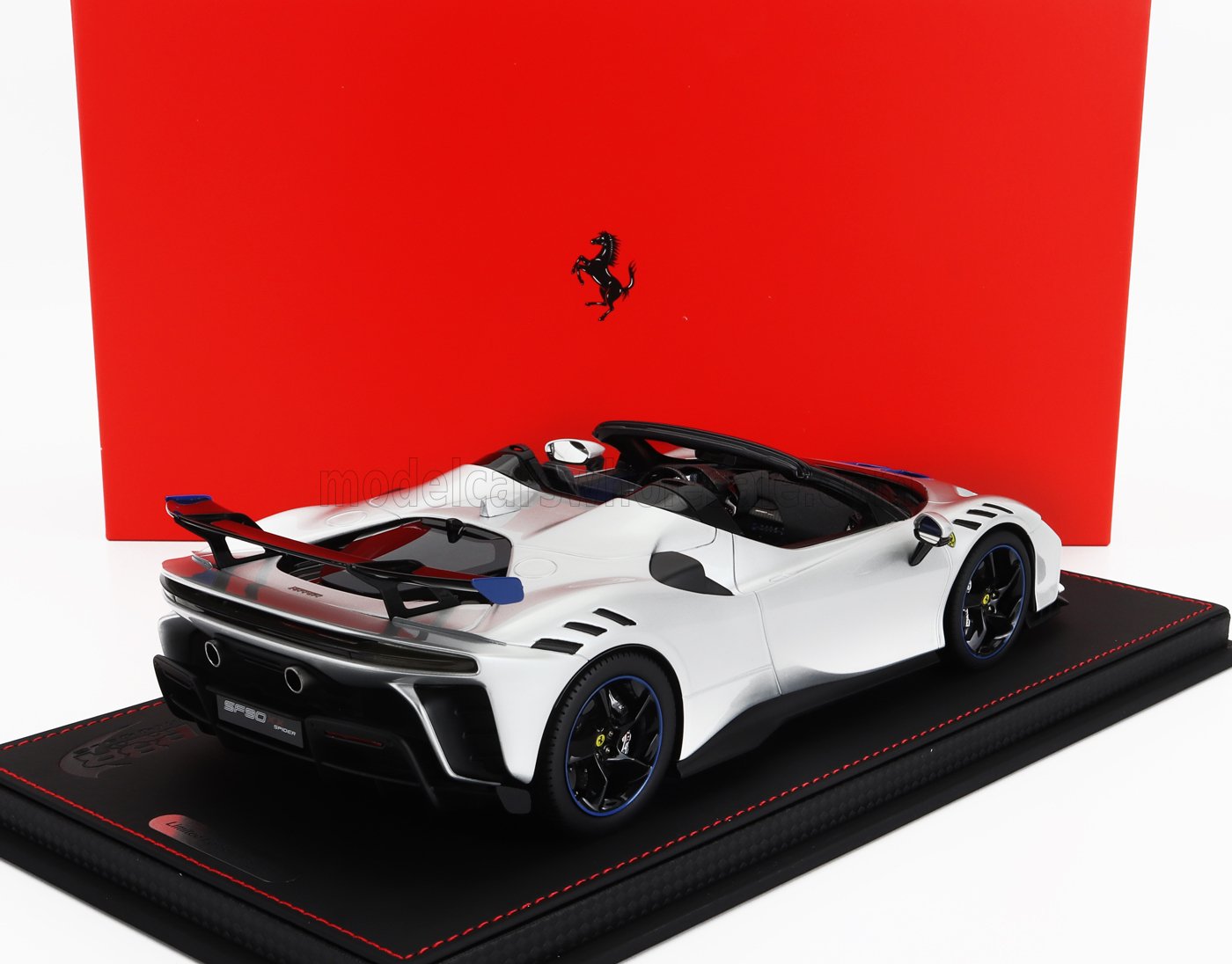 BBR-MODELS - 1/18 - FERRARI - SF90 XX STRADALE SPIDER 2024 - CON VETRINA - WITH SHOWCASE - ARGENTO NURBURGRING - SILVER BLUE