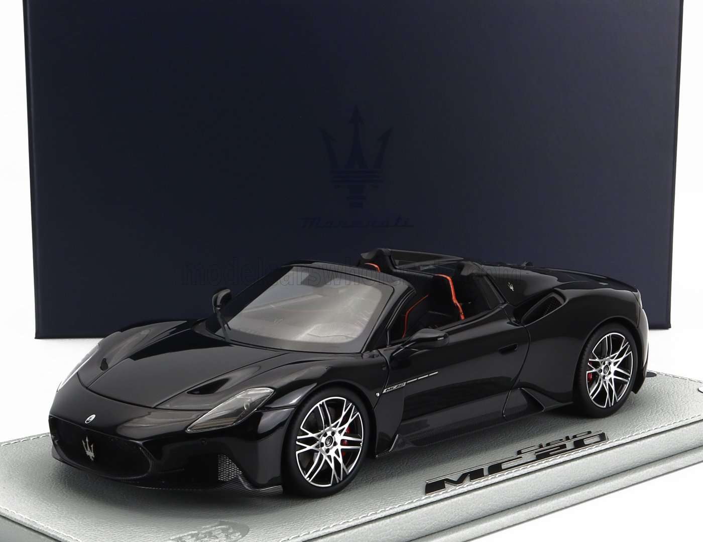 BBR-MODELS - 1/18 - MASERATI - MC20 CIELO SPIDER 2022 - CON VETRINA - WITH SHOWCASE - NERO ESSENZA BLACK 1/18 modellino da collezione 430 lacasadelmodellismo