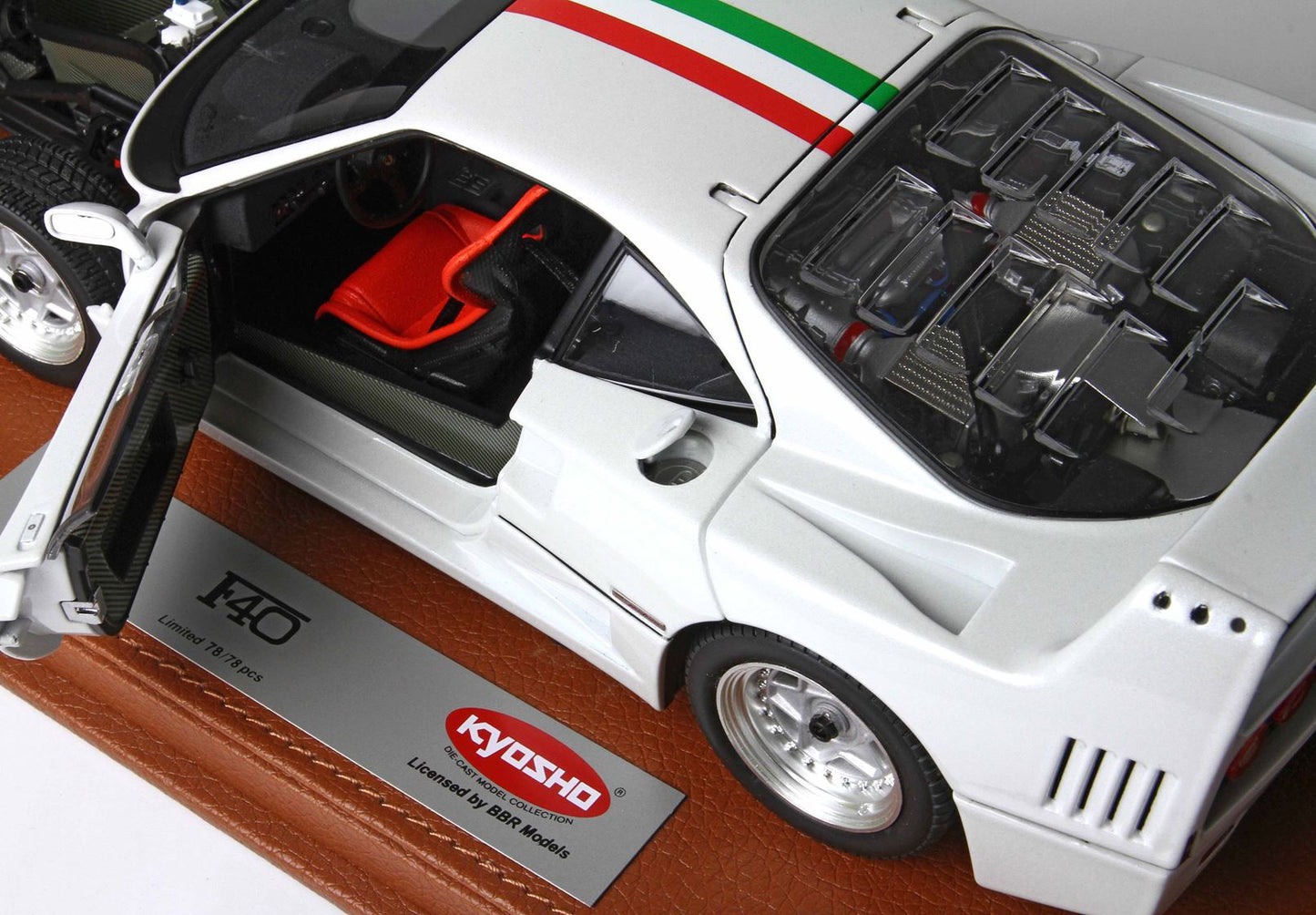 BBRModels - Ferrari F40 Bianco Metallizzato Livrea Italia BBR-Kyosho  con vetrinetta