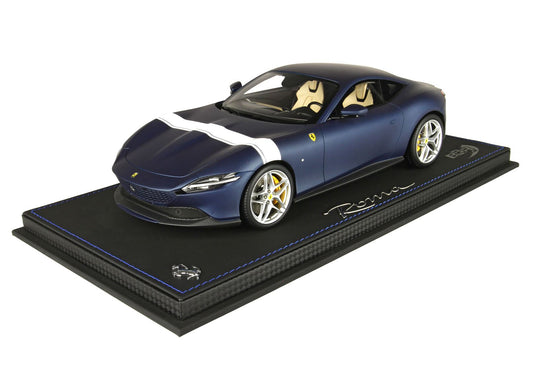 BBR-MODELS - Ferrari Roma Matt Blu Abu Dhabi e striscia color Bianco - vetrinetta inclusa