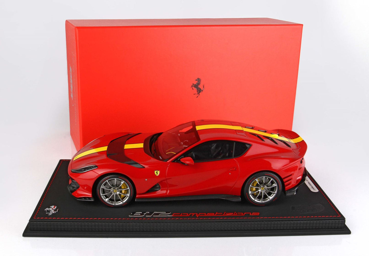 Ferrari 812 Competizione 2021 Rosso Corsa 322 - Con vetrinetta inclusa