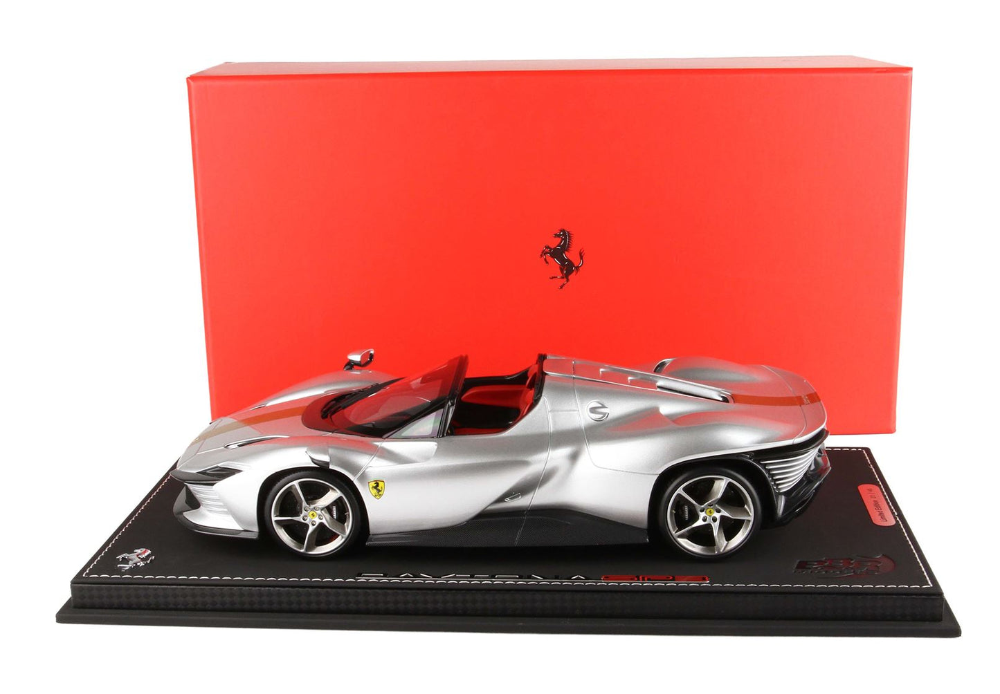 BBR-MODELS - 1/18 Ferrari SP3 Daytona argento Nurburgring con vetrinetta inclusa