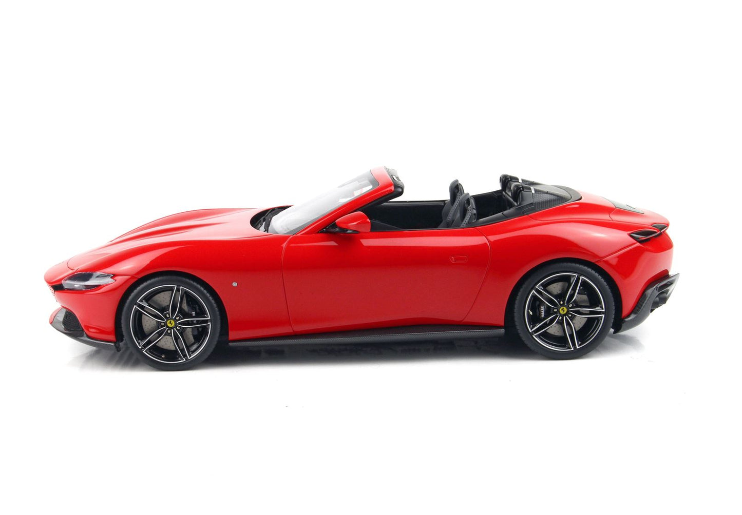 BBRModels - Ferrari Roma Spider Tetto Aperto Rosso Corsa 322 -ruote diamantate -nero lucido con Vetrinetta inclusa