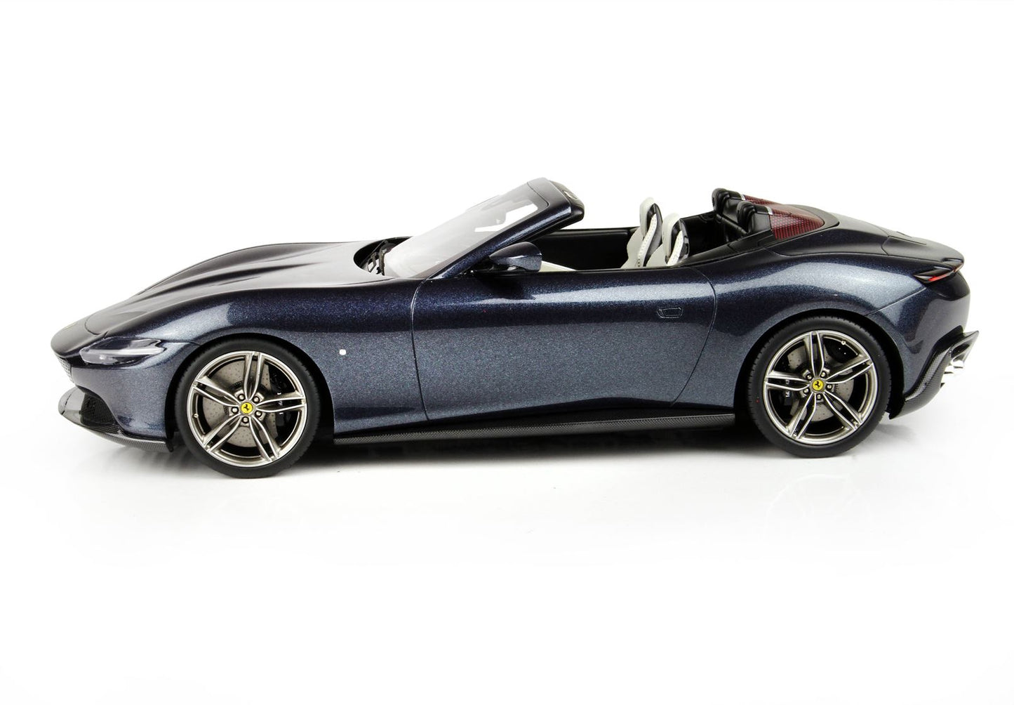 BBRModels - Ferrari Roma Spider Tetto Aperto  BLUE MET - ruote diamantate -nero lucido con Vetrinetta inclusa