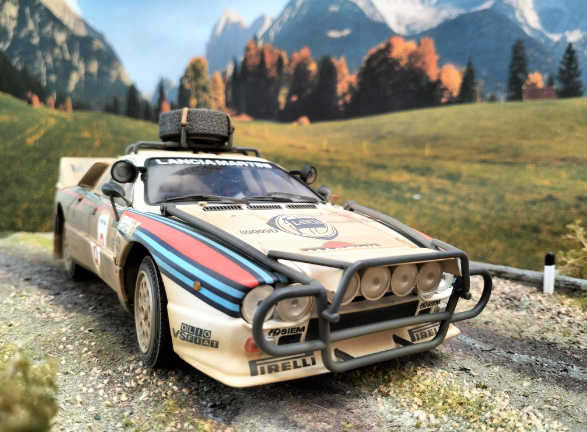 Kyosho Lancia Rally 037 #8 Safari - Martini - Versione Sporcata 1/18